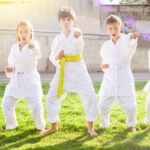 5 Kinder die draußen Karate machen
