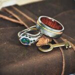 Antikschmuck auf einem Buch