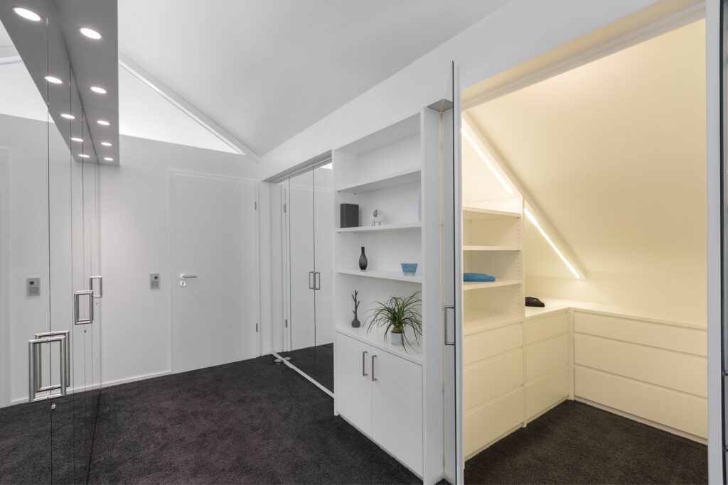 Einbauschrank unter Dachschräge | TV Schränke