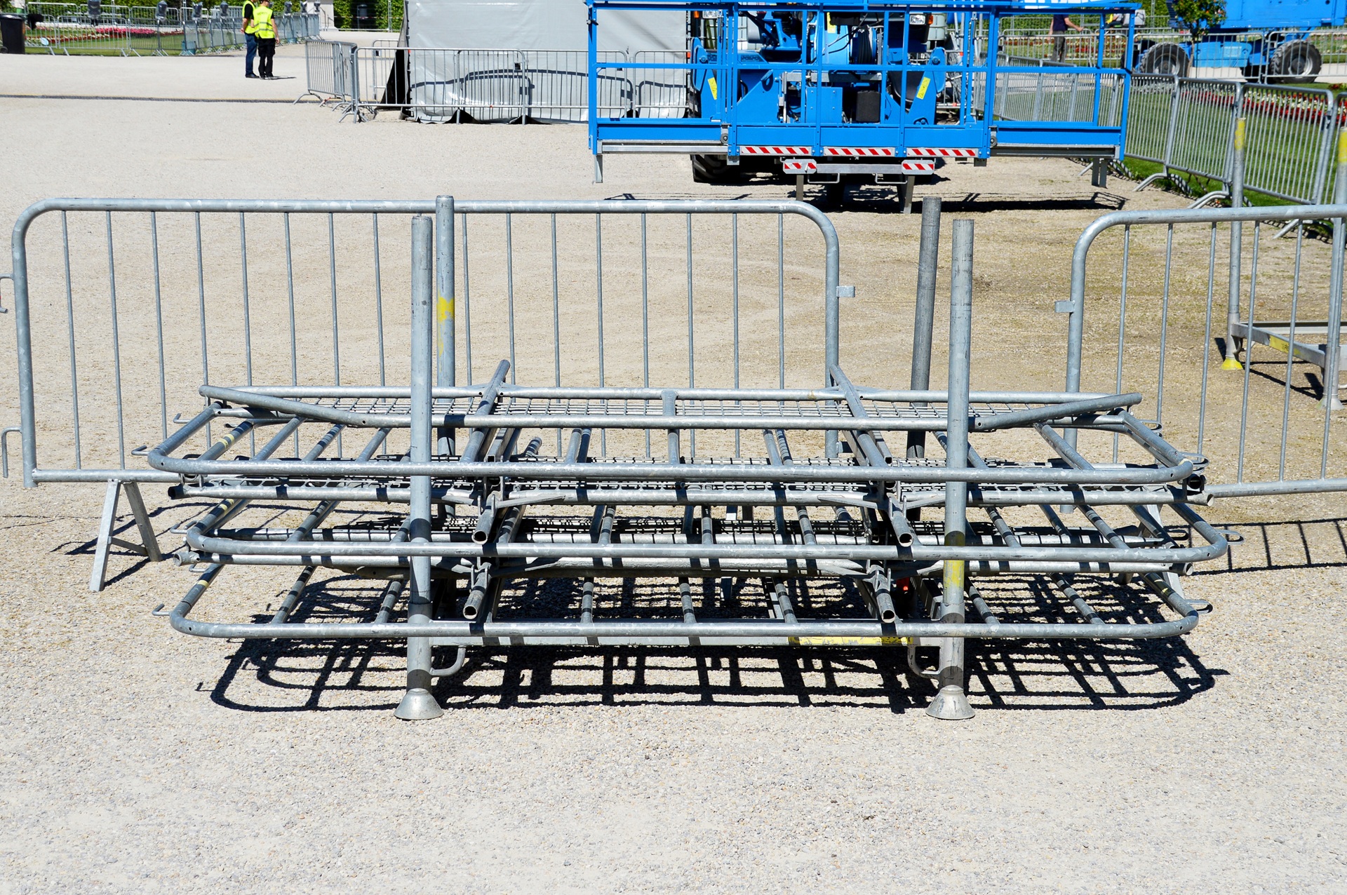 Gestapelte Absperrgitter im Freien | Drängelgitter