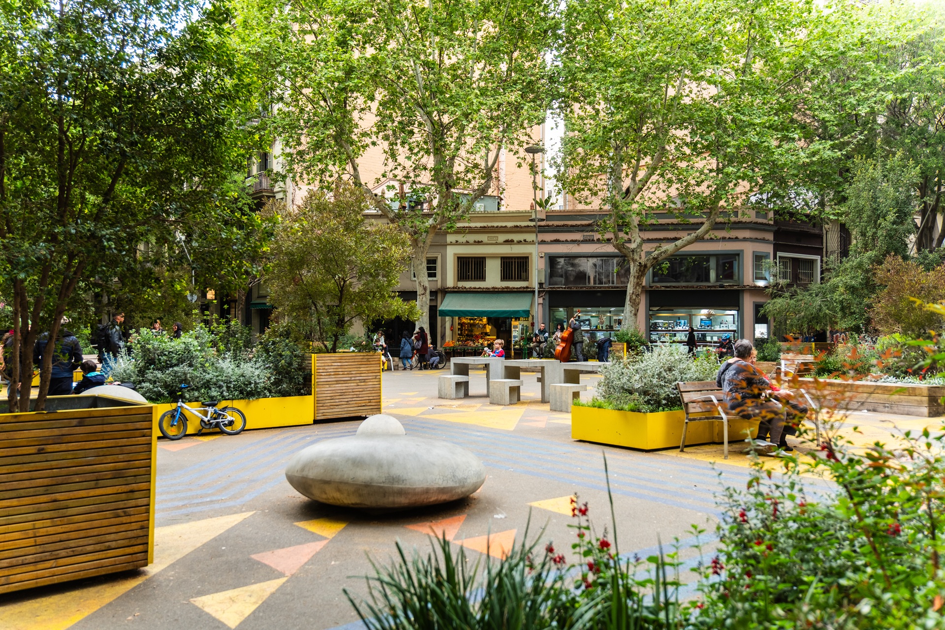 Sicher gestalteter Stadtplatz mit Bepflanzung | Drängelgitter