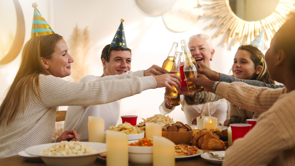 Freunde und Familie stossen bei Party an | Hochzeits DJ Berlin