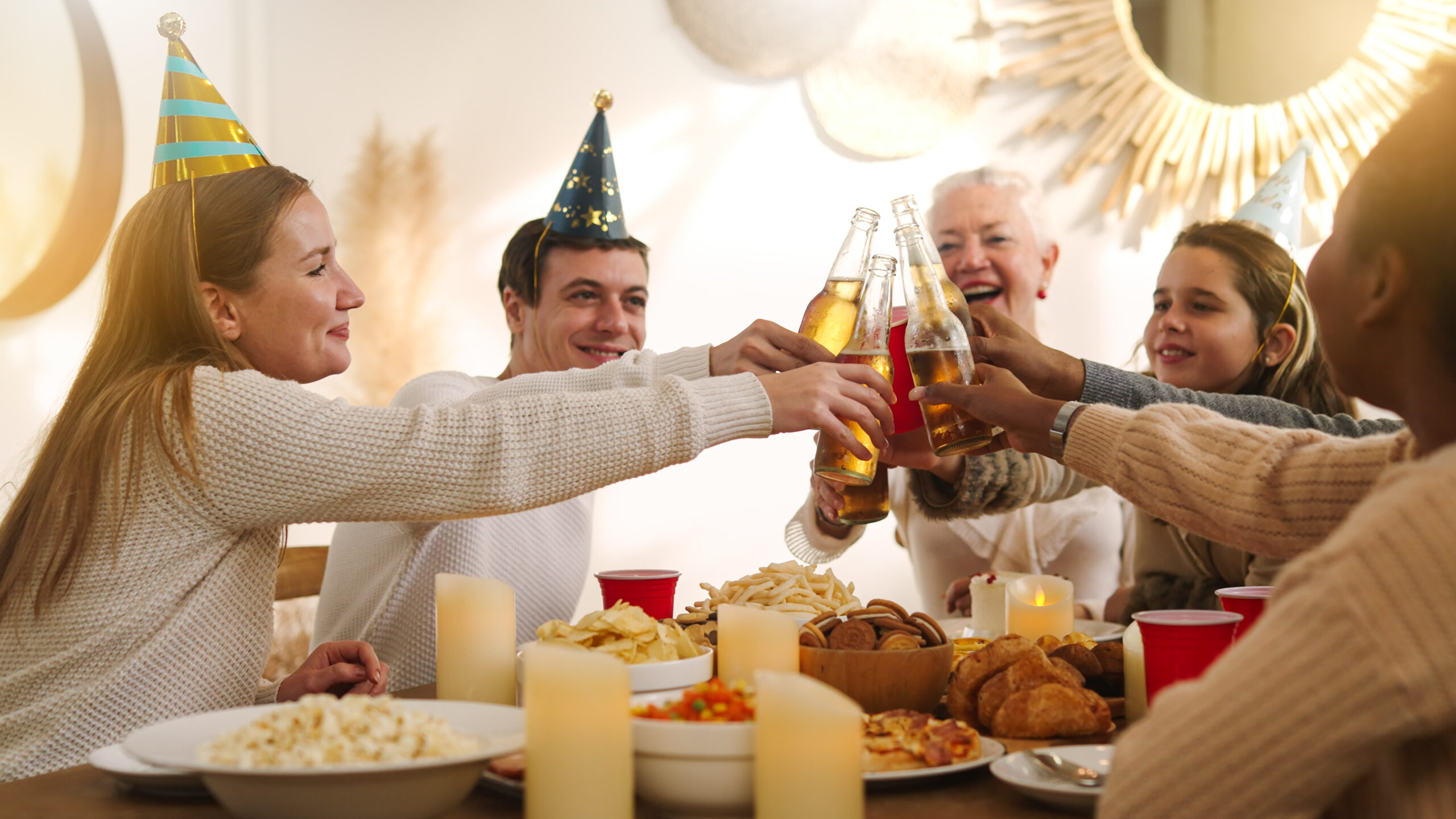 Freunde und Familie stossen bei Party an | Hochzeits DJ Berlin